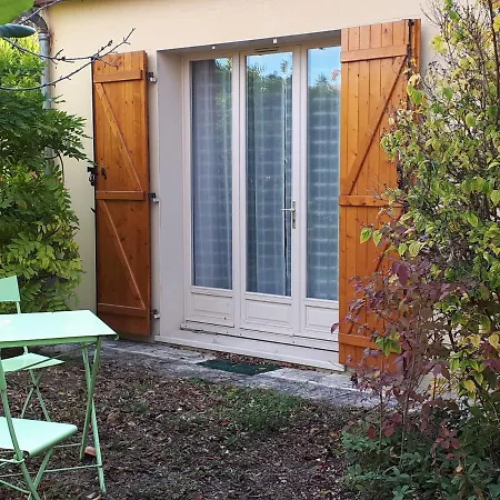 Grande Halle 63800 Homestay *